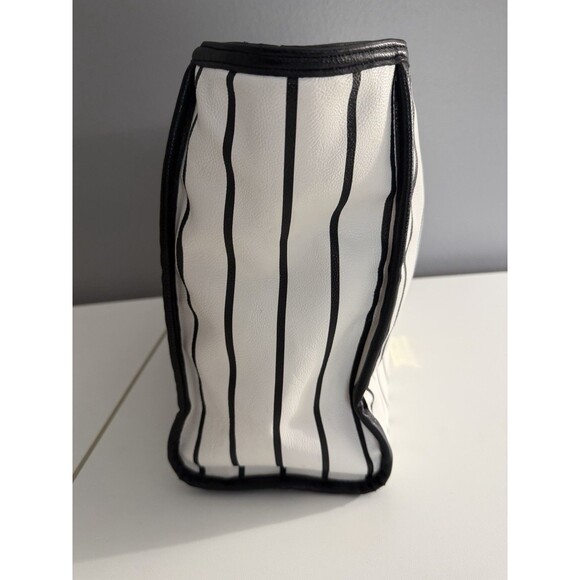 Betsey Johnson White/Black Stripe W/ Pink Quilted Hearts/Bow large Tote Bag - Picture 4 of 11
